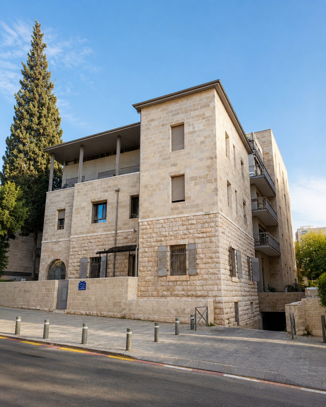 בית רפאל, ירושלים – חזית אבן ירושלמית של בניין מגורים משומר